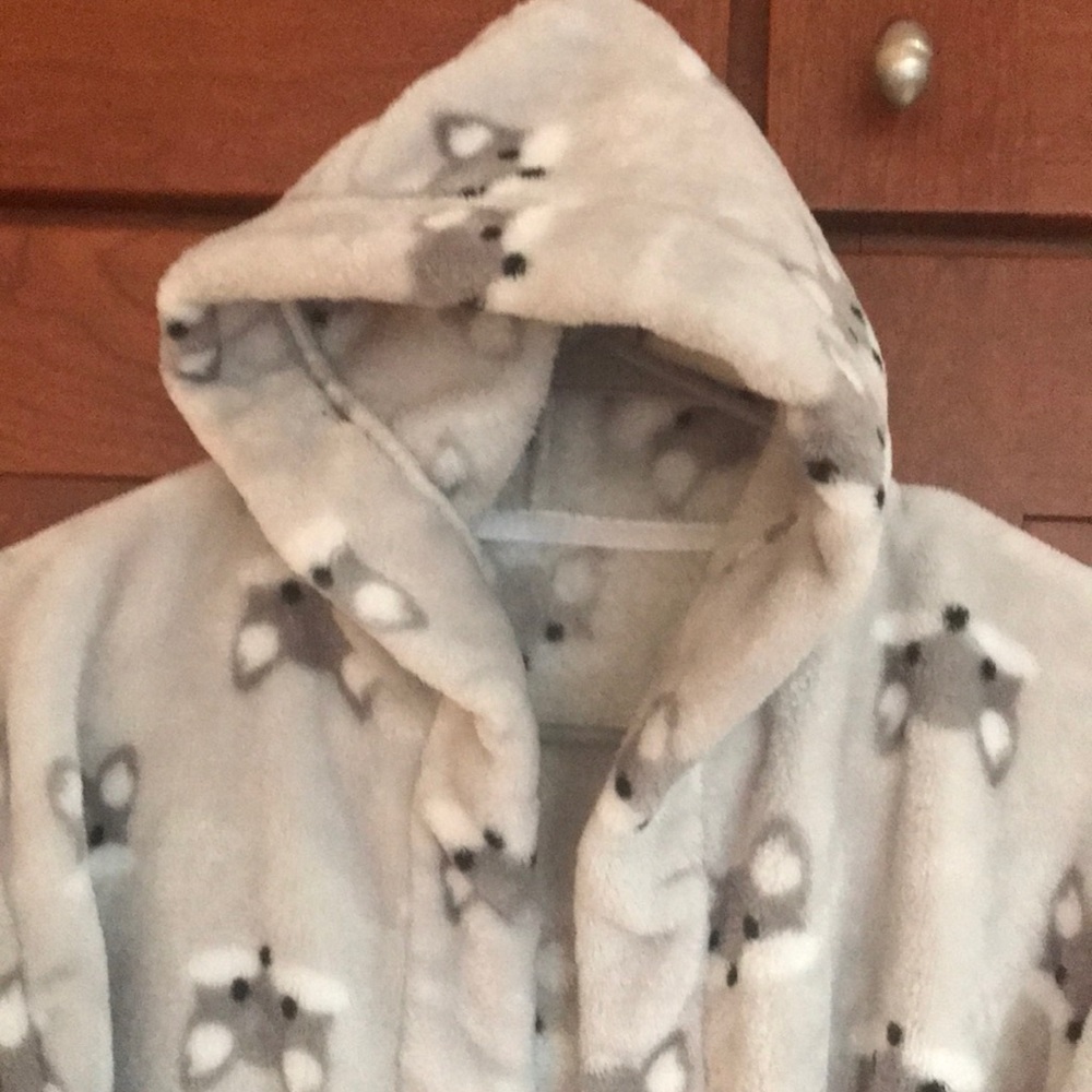 Robe - Picture 2 of 2